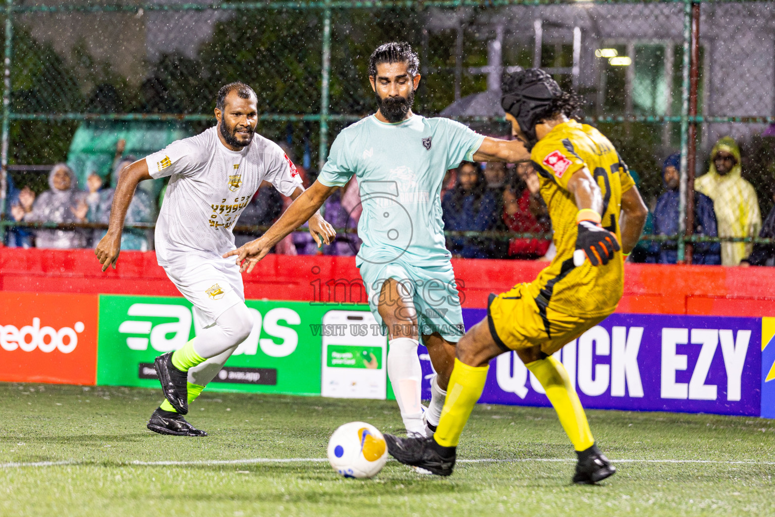 Lh. Hinnavaru VS Lh. Olhuvelifushi on Day 22 of Golden Futsal Challenge 2025 was held on Sunday, 26 January 2025, in Hulhumale', Maldives. 
Photos: Hassan Simah / images.mv