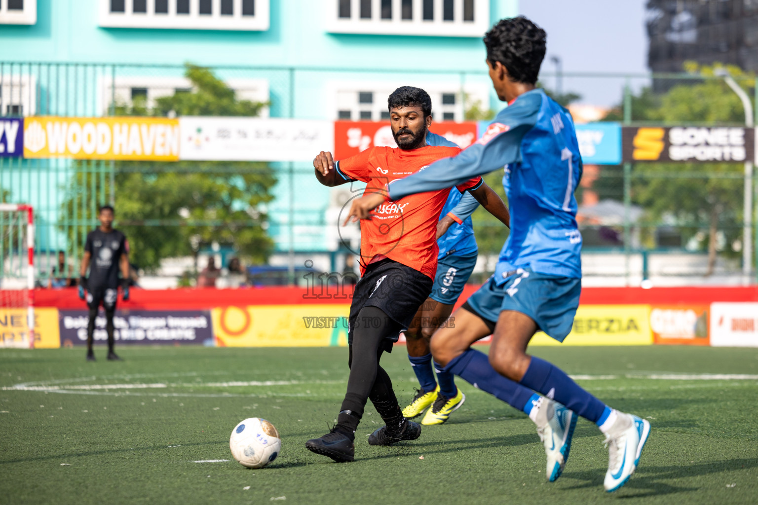 Th Dhiyamigili vs Th Omadhoo in Day 14 of Golden Futsal Challenge 2025 was held on Saturday, 18th January 2025, in Hulhumale', Maldives. 
Photos: Hassan Simah / images.mv