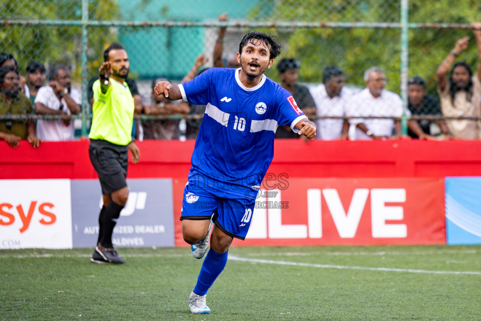 Th. Gaadhiffushi VS Th. Veymandoo in Day 14 of Golden Futsal Challenge 2025 was held on Saturday, 18th January 2025, in Hulhumale', Maldives. 
Photos: Hassan Simah / images.mv
