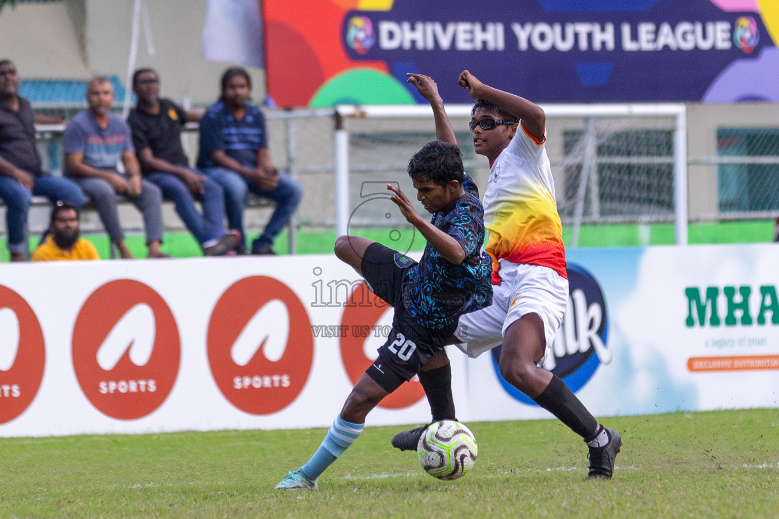 Club Eagles vs Super United Sports (U14) in Day 4 of Dhivehi Youth League 2024 held at Henveiru Stadium on Thursday, 28th November 2024. Photos: Shuu Abdul Sattar/ Images.mv