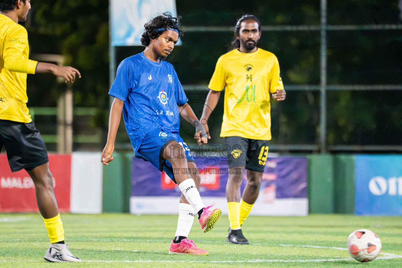 Foemathi JR VS Kanmathi SC in Day 3 - Fonadhoo Youth Futsal Challenge 2025 held in Fonadhoo Futsal Stadium, L. Fonadhoo, Maldives on Tuesdat, 28th October 2025 Photos: Arif Rasheed / images.mv