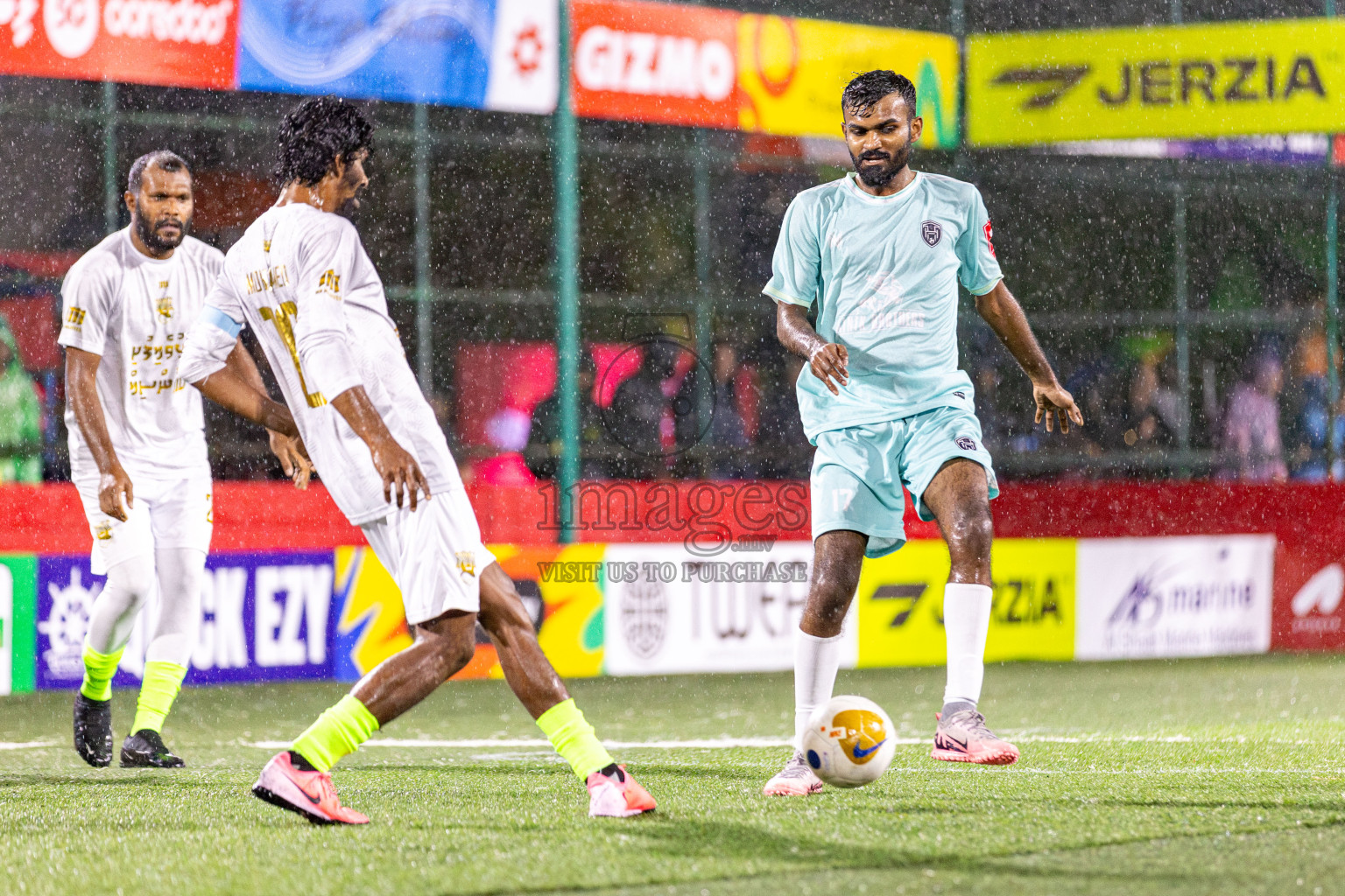 Lh. Hinnavaru VS Lh. Olhuvelifushi on Day 22 of Golden Futsal Challenge 2025 was held on Sunday, 26 January 2025, in Hulhumale', Maldives. 
Photos: Hassan Simah / images.mv