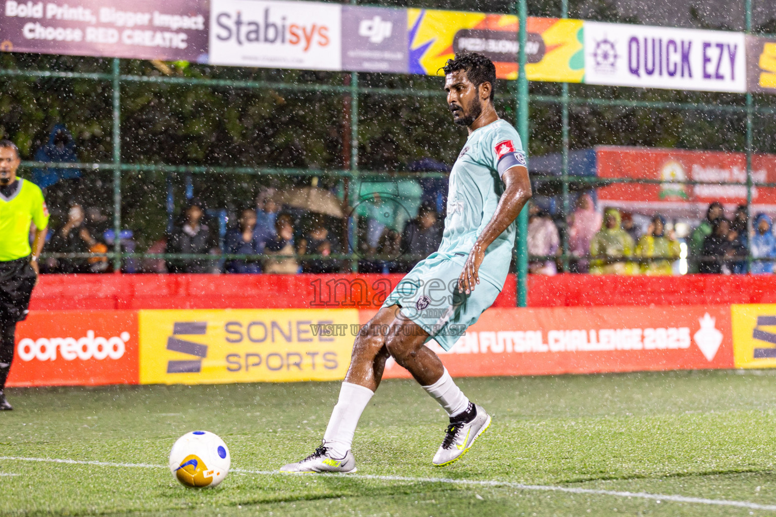 Lh. Hinnavaru VS Lh. Olhuvelifushi on Day 22 of Golden Futsal Challenge 2025 was held on Sunday, 26 January 2025, in Hulhumale', Maldives. 
Photos: Hassan Simah / images.mv