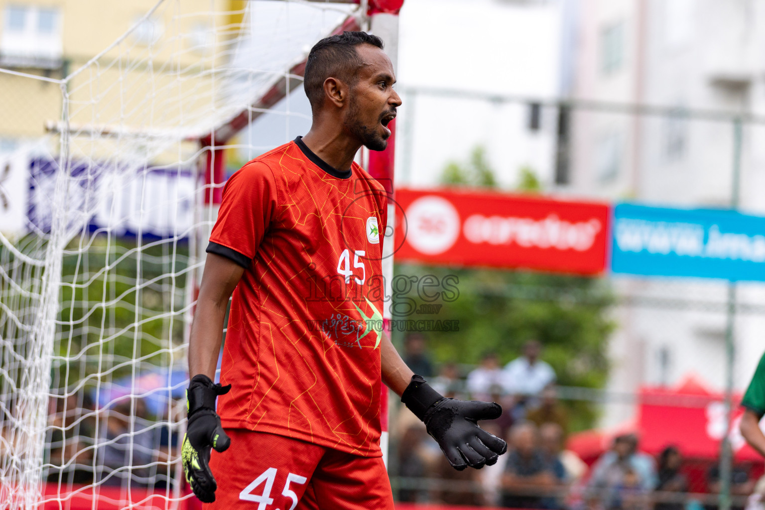 R Maduvvari VS R Alifushi in Day 6 of Golden Futsal Challenge 2025 on Friday, 6th January 2025, in Hulhumale', Maldives 
Photos: Hassan Simah / images.mv