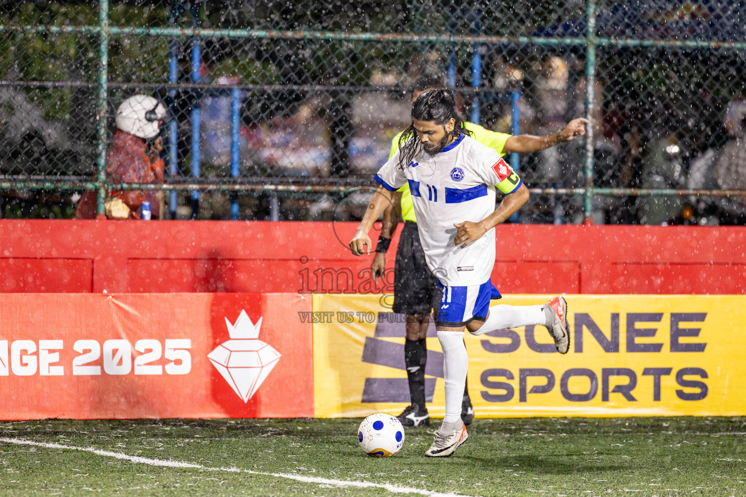 Th. Veymandoo VS Th. Kandoodhoo in Day 18 of Golden Futsal Challenge 2025 was held on Wednesday, 22nd January 2025, in Hulhumale', Maldives. Photos: Nausham Waheed / images.mv