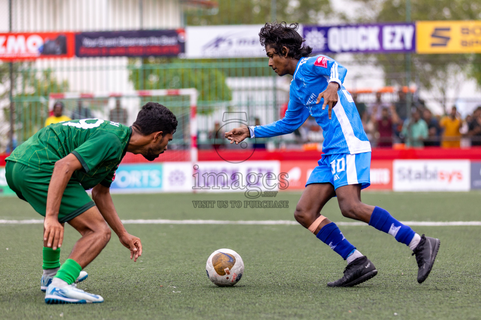 R Maduvvari VS R Alifushi in Day 6 of Golden Futsal Challenge 2025 on Friday, 6th January 2025, in Hulhumale', Maldives 
Photos: Hassan Simah / images.mv