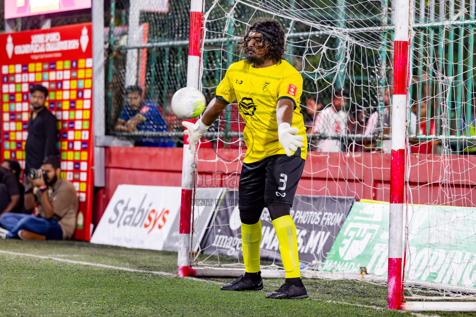 K. Gaafaru VS Dhadimagu in Round of 16 on Day 40 of Golden Futsal Challenge 2024 which was held on Tuesday, 27th February 2024, in Hulhumale', Maldives Photos: Hassan Simah / images.mv