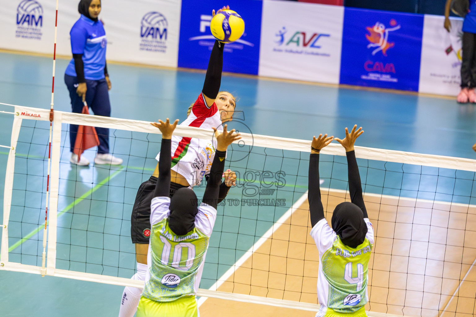 Club WAMCO vs Huraa Community Club in Day 1 of National Volleyball League 2025 - Women's Division held in Male', Maldives on Saturday, 19th April 2025 at Social Center Indoor Hall Photos By: Ismail Thoriq / images.mv