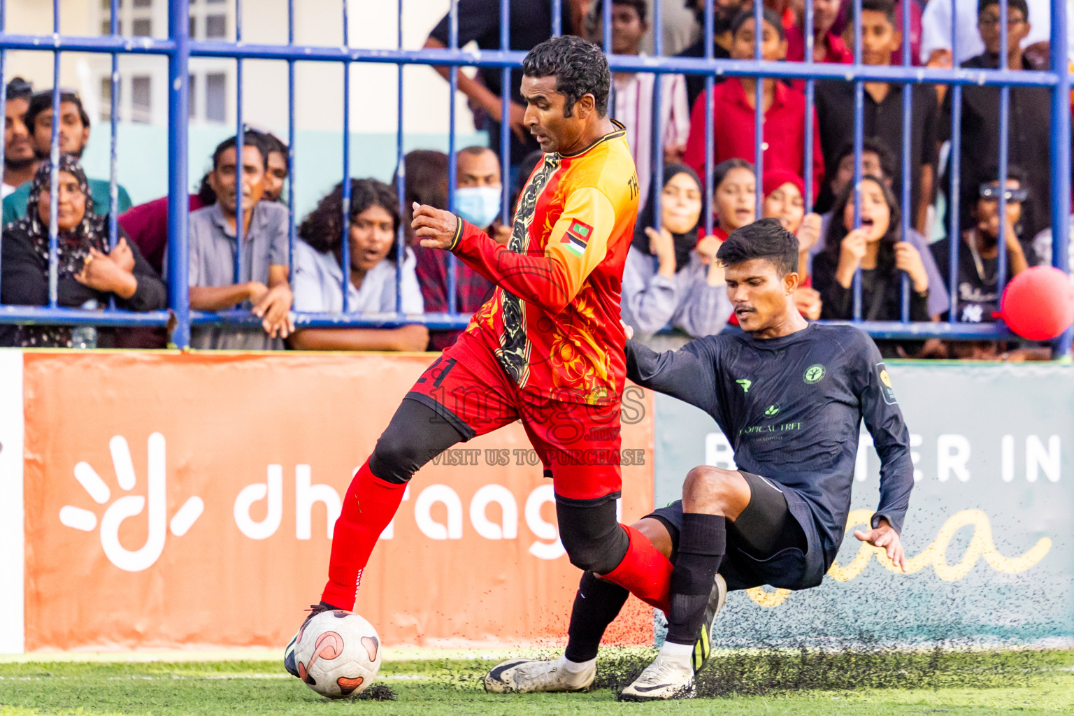 Thulhaadhoo vs Fehendhoo in Quater Finals of Better in Baa Futsal Fiesta 2025 Men's division held in B. Eydhafushi, Maldives on Thursday, 13th November 2025. Photos: Nausham Waheed / images.mv