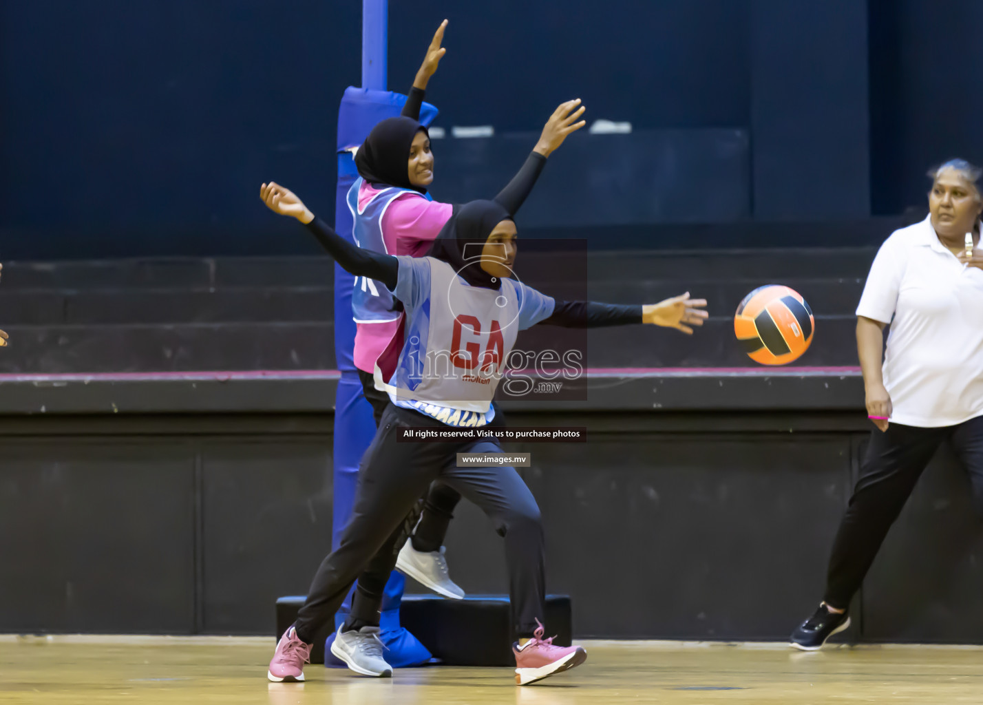 Shinning Star vs Mahibadhoo in the Milo National Netball Tournament 2022 on 21 July 2022, held in Social Center, Male', Maldives. Photographer: Shuu / Images.mv