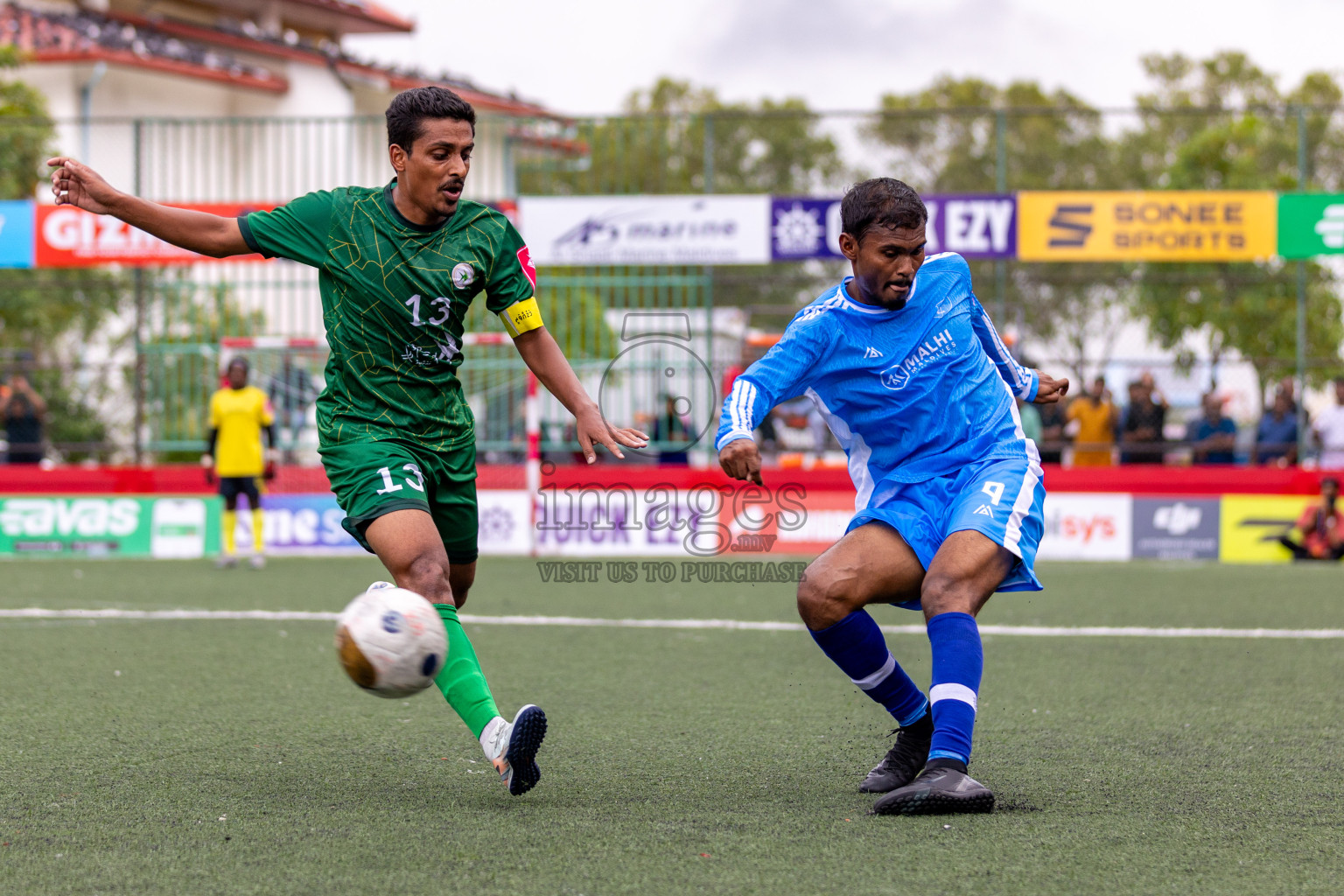R Maduvvari VS R Alifushi in Day 6 of Golden Futsal Challenge 2025 on Friday, 6th January 2025, in Hulhumale', Maldives 
Photos: Hassan Simah / images.mv