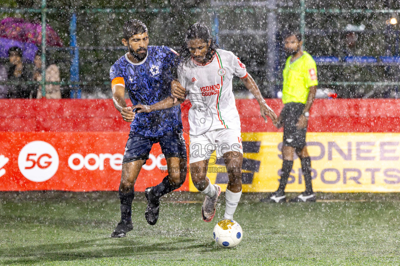 L. Isdhoo VS L. Mundoo in Day 18 of Golden Futsal Challenge 2025 was held on Wednesday, 22nd January 2025, in Hulhumale', Maldives. Photos: Nausham Waheed / images.mv