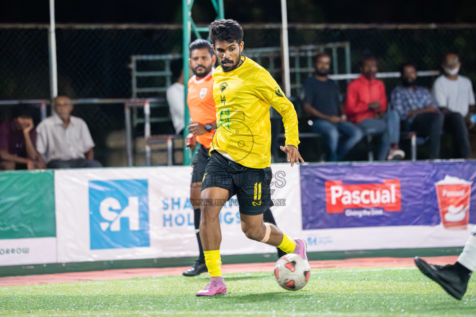 Foemathi JR VS Kanmathi SC in Day 3 - Fonadhoo Youth Futsal Challenge 2025 held in Fonadhoo Futsal Stadium, L. Fonadhoo, Maldives on Tuesdat, 28th October 2025 Photos: Arif Rasheed / images.mv