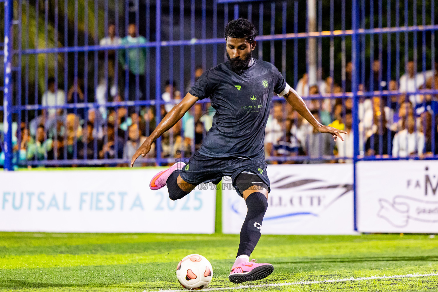 Dhonfan vs Fehendhoo in Day 1 of Better in Baa Futsal Fiesta 2025 Man's division held in B. Eydhafushi, Maldives on Wednesday, 5th November 2025. Photos: Nausham Waheed / images.mv