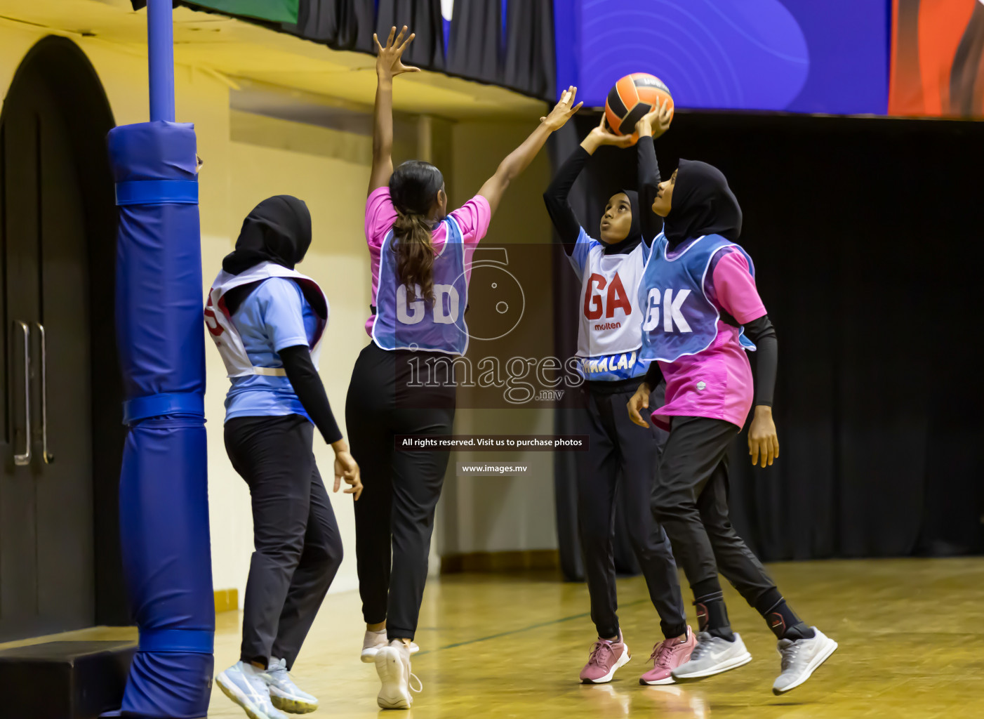 Shinning Star vs Mahibadhoo in the Milo National Netball Tournament 2022 on 21 July 2022, held in Social Center, Male', Maldives. Photographer: Shuu / Images.mv