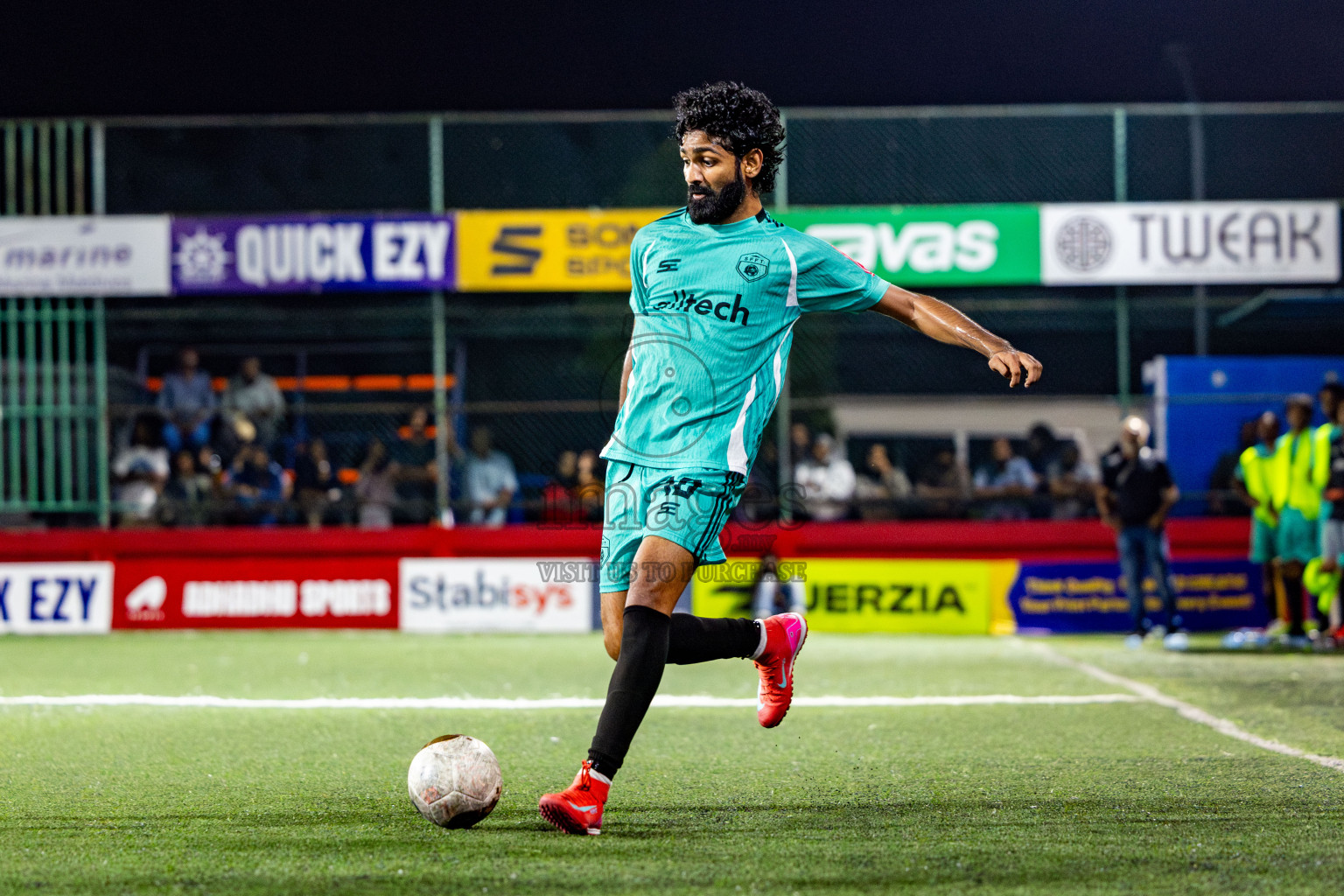 S Hithadhoo vs S Feydhoo in zone round on Day 32 of Golden Futsal Challenge 2025 was held on Wednesday , 5th February 2025, in Hulhumale', Maldives. Photos: Nausham Waheed / images.mv