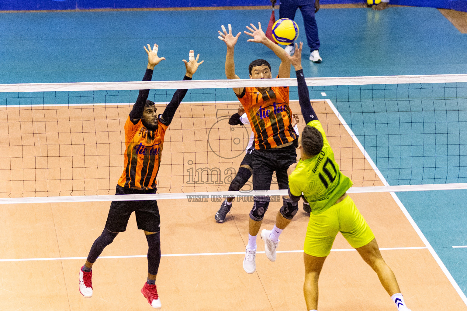 Final of Men's Division of Volleyball Association Cup 2023 held in Male', Maldives on Tuesday, 26th December 2023 at Social Center Indoor Hall Photos By: Nausham Waheed /images.mv