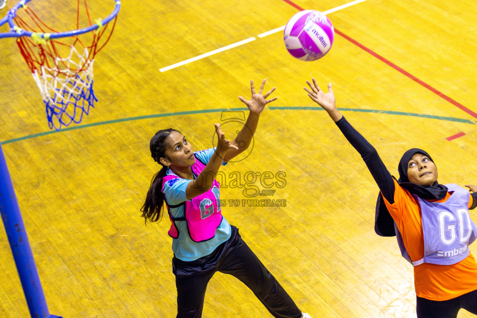 Invicto Sports Club vs MV Netters in Division 2 of National Netball Tournament 2025 held in Ekuveni Netball Court at Male', Maldives on Saturday, 24th May 2025. Photos: Hassan Simah / images.mv
