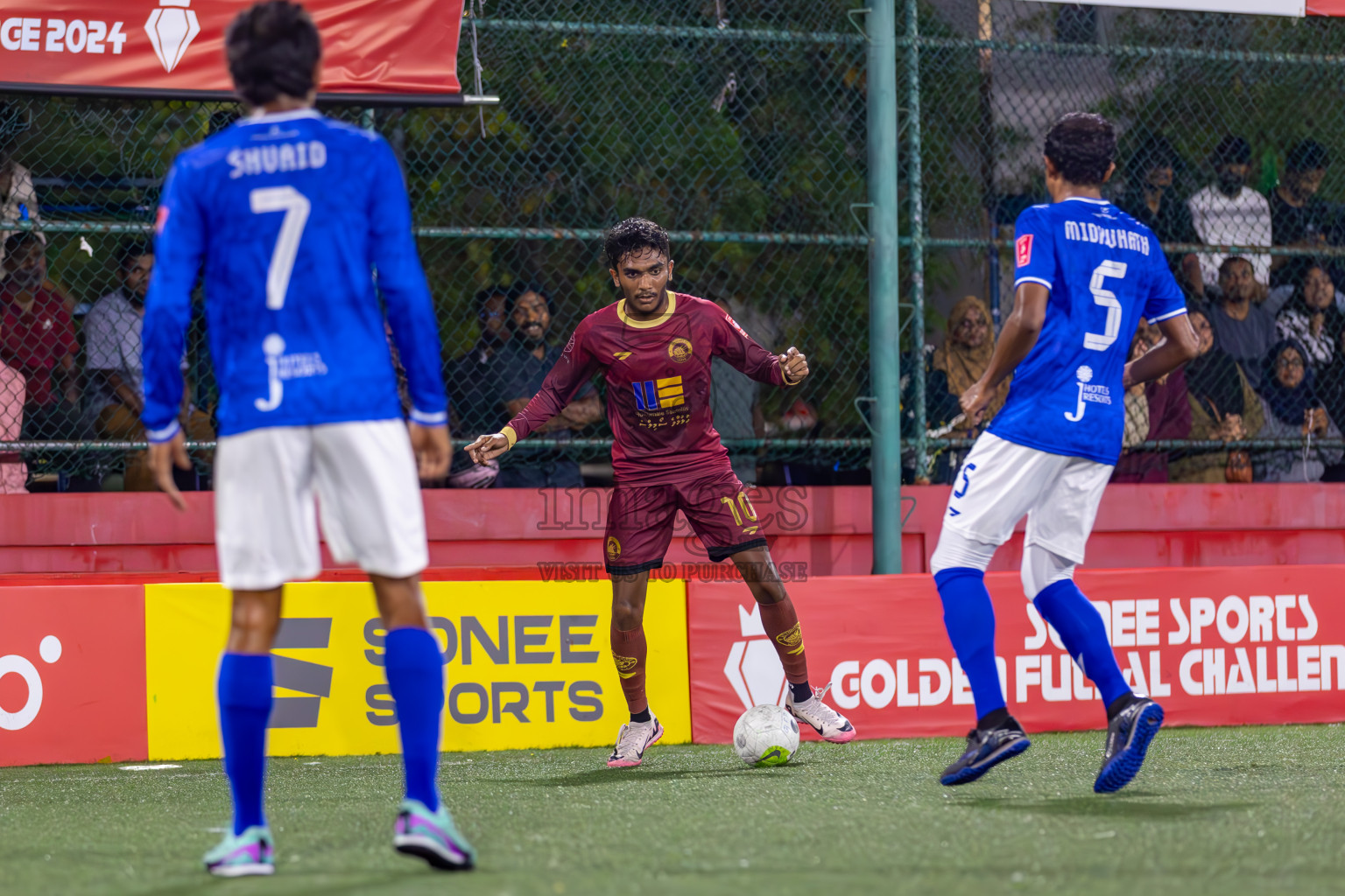 V Keyodhoo vs ADh Mahibadhoo on Day 34 of Golden Futsal Challenge...