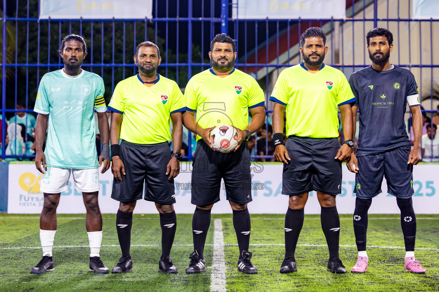 Dhonfan vs Fehendhoo in Day 1 of Better in Baa Futsal Fiesta 2025 Man's division held in B. Eydhafushi, Maldives on Wednesday, 5th November 2025. Photos: Nausham Waheed / images.mv