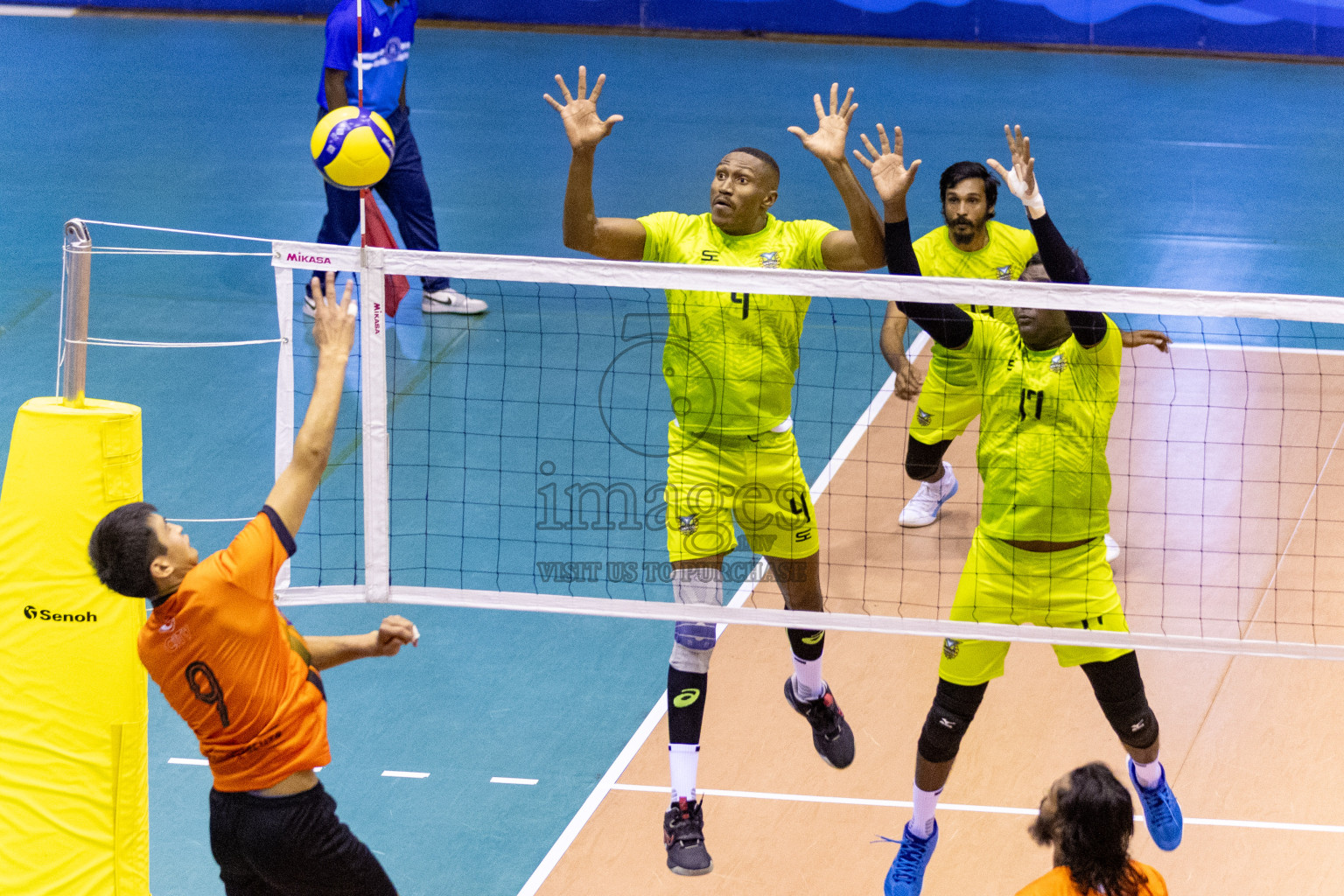 Final of Men's Division of Volleyball Association Cup 2023 held in Male', Maldives on Tuesday, 26th December 2023 at Social Center Indoor Hall Photos By: Nausham Waheed /images.mv