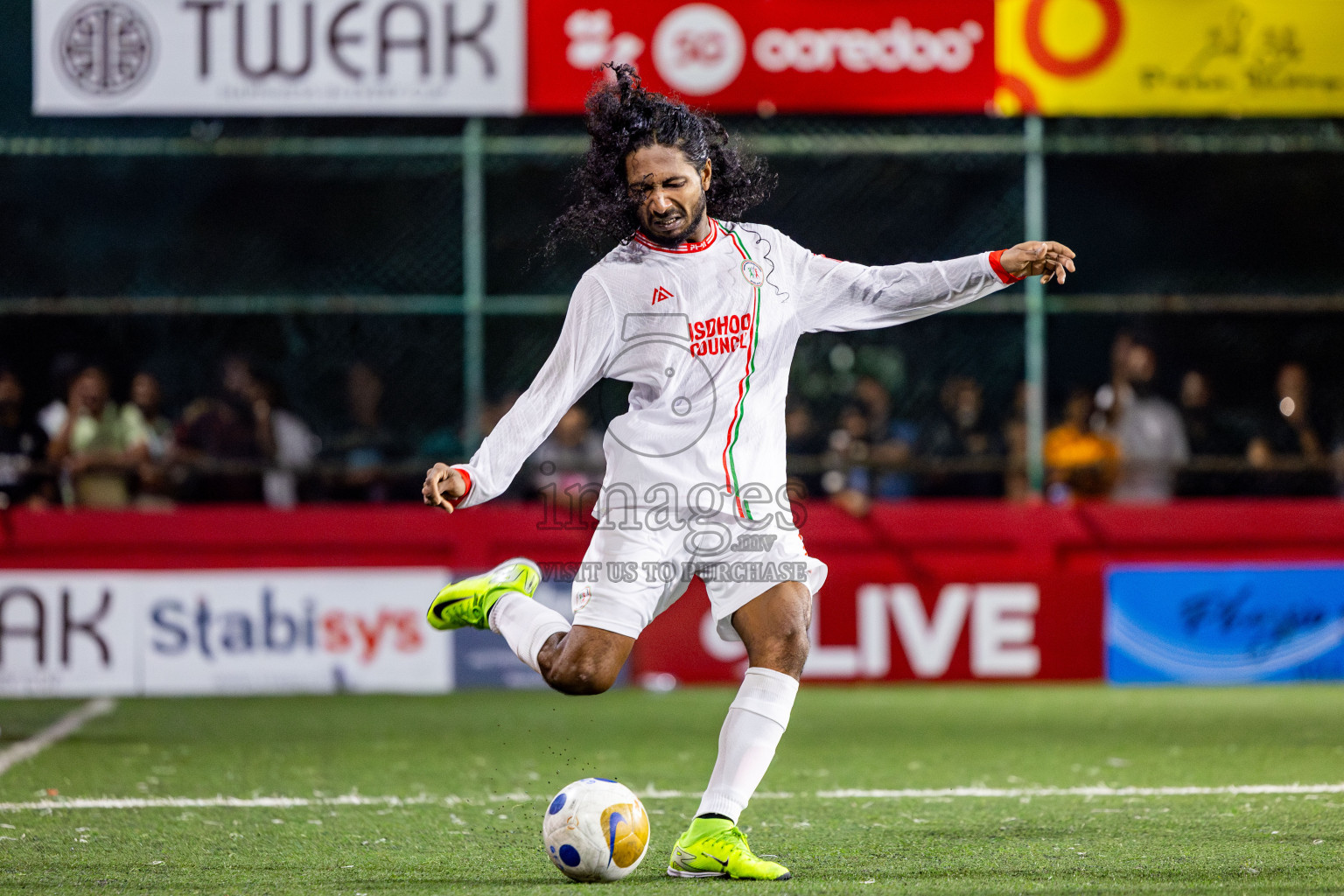 R Kalaidhoo vs R Isdhoo in Day 14 of Golden Futsal Challenge 2025 was held on Saturday, 18th January 2025, in Hulhumale', Maldives. Photos: Nausham Waheed / images.mv
