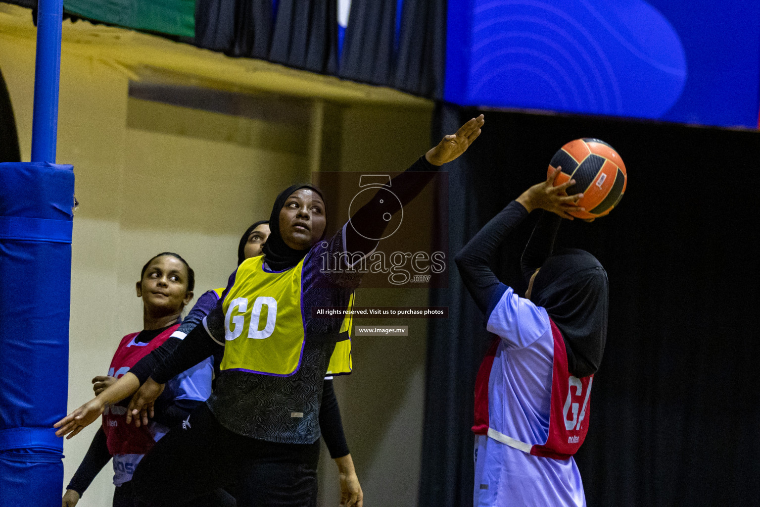 Sports Club Skylark vs Vyansa in the Milo National Netball Tournament 2022 on 17 July 2022, held in Social Center, Male', Maldives. 
Photographer: Hassan Simah / Images.mv