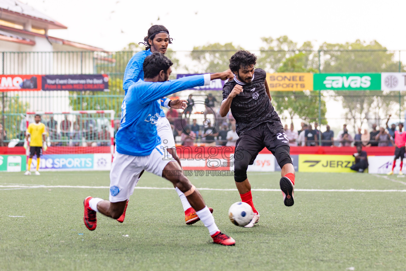 Dh Bandidhoo vs Dh. Maaenboodhoo in Day 13 of Golden Futsal Challenge 2025 was held on Friday, 17th January 2025, in Hulhumale', Maldives Photos: Hassan Simah / images.mv
