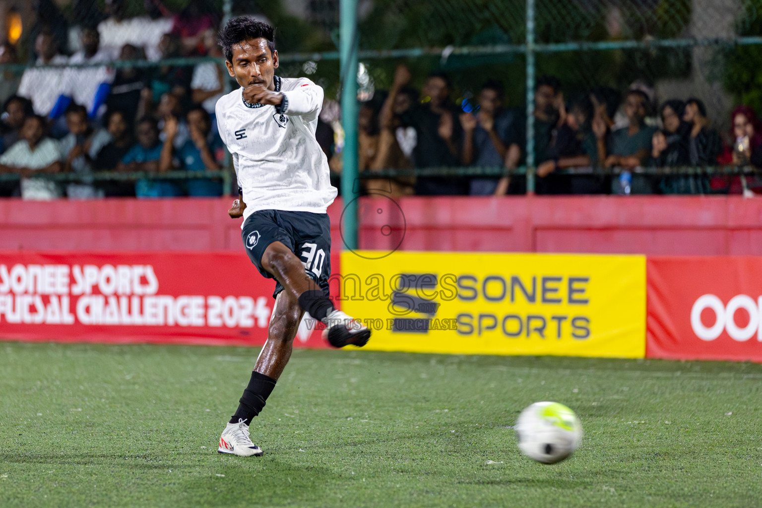 L. Isdhoo VS L. Gan on Day 33 of Golden Futsal Challenge 2024, held on Sunday, 18th February 2024, in Hulhumale', Maldives Photos: Hassan Simah / images.mv