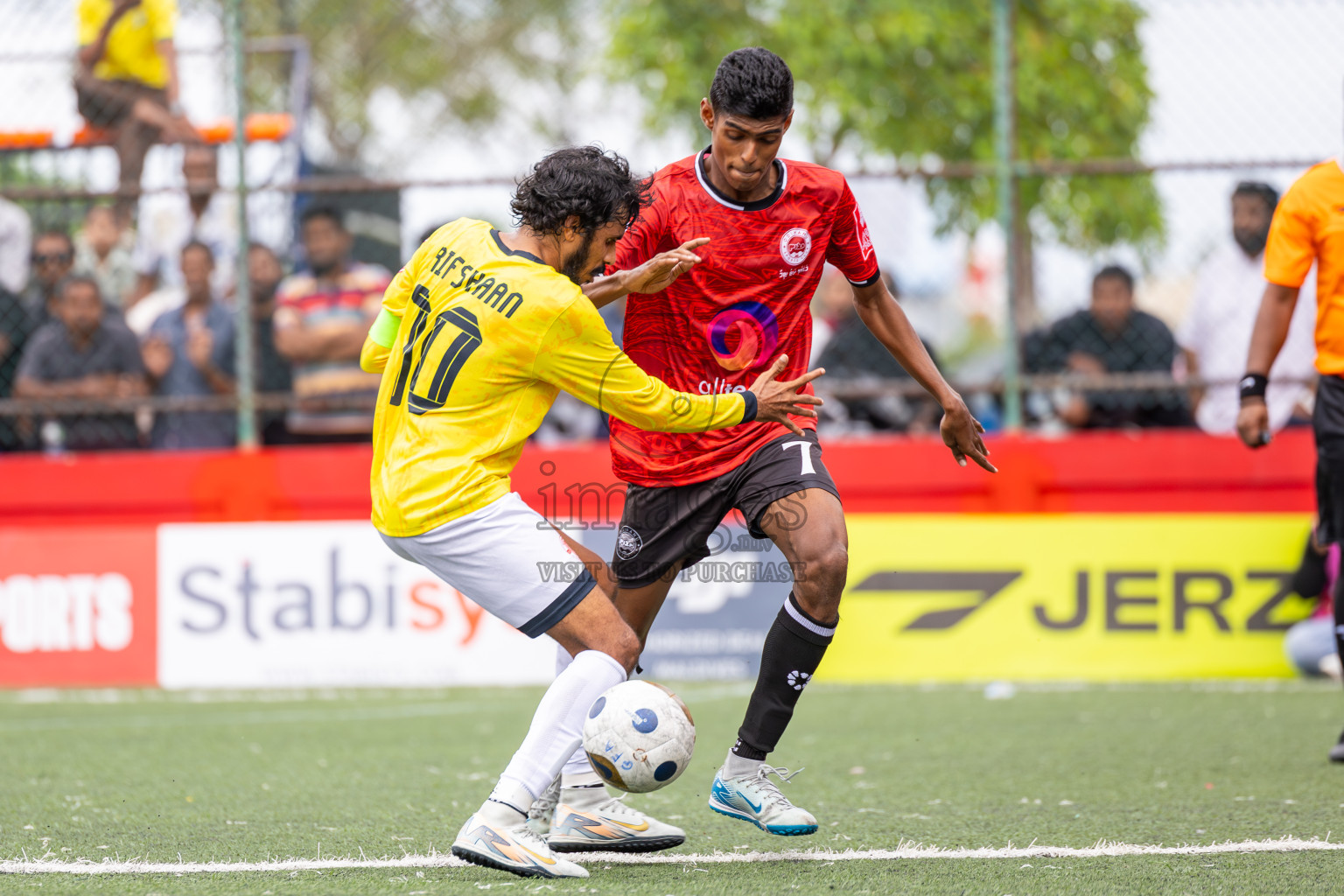 GDh Madaveli VS GDh Gadhdhoo in Atoll Round Semi-Final on Day 20 of Golden Futsal Challenge 2025 was held on Friday, 24th January 2025, in Hulhumale', Maldives.
Photos: Ismail Thoriq / images.mv