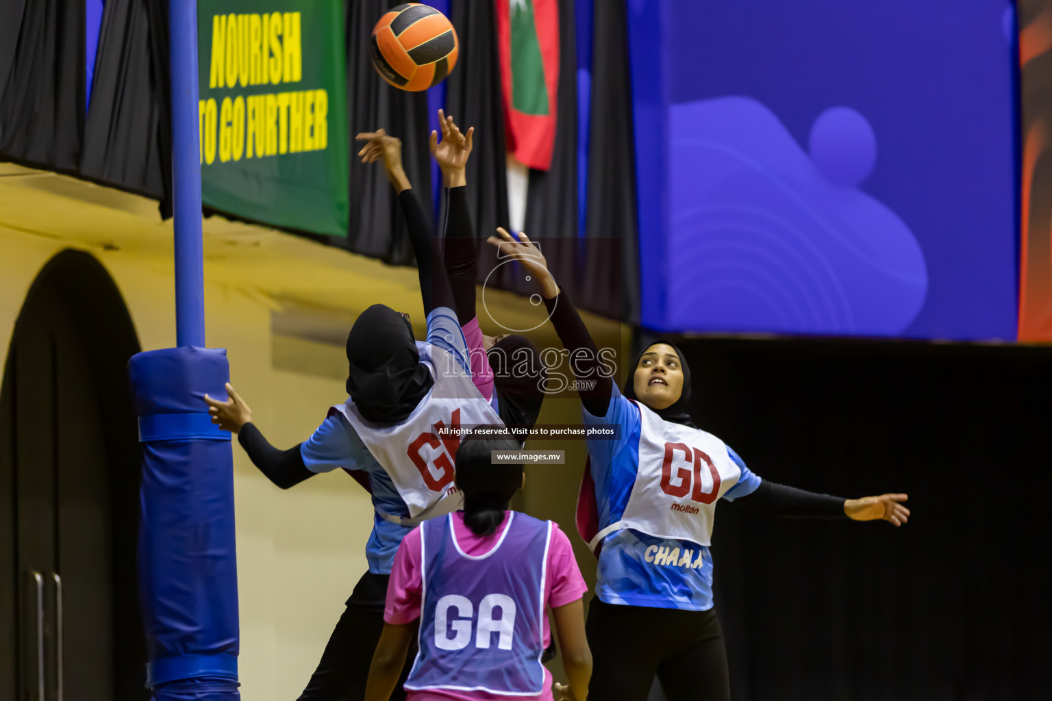 Shinning Star vs Mahibadhoo in the Milo National Netball Tournament 2022 on 21 July 2022, held in Social Center, Male', Maldives. Photographer: Shuu / Images.mv