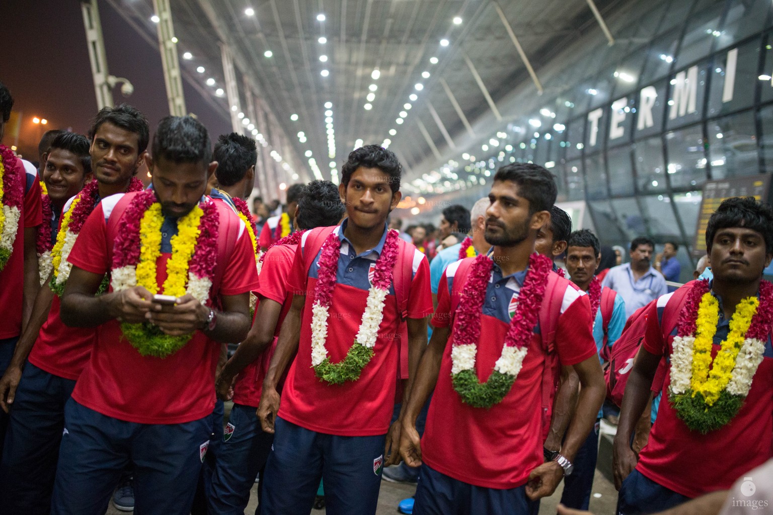 Maldivians living in Thiruvananthapuram gives a warm welcome to the national team upon their arrival in Thiruvananthapuram, India Wednesday, December. 23, 2015.  (Images.mv Photo/ Hussain Sinan).