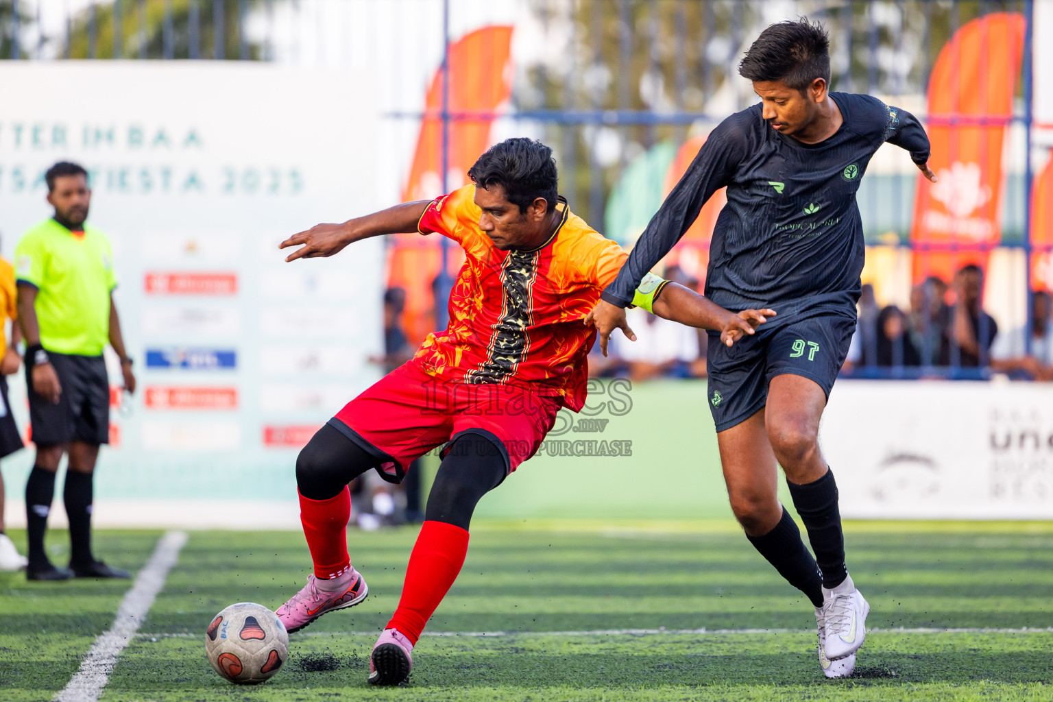 Thulhaadhoo vs Fehendhoo in Quater Finals of Better in Baa Futsal Fiesta 2025 Men's division held in B. Eydhafushi, Maldives on Thursday, 13th November 2025. Photos: Nausham Waheed / images.mv
