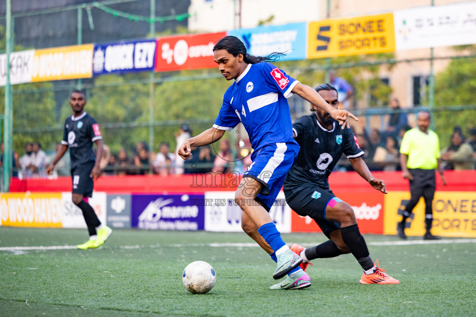 Th. Gaadhiffushi VS Th. Veymandoo in Day 14 of Golden Futsal Challenge 2025 was held on Saturday, 18th January 2025, in Hulhumale', Maldives. 
Photos: Hassan Simah / images.mv