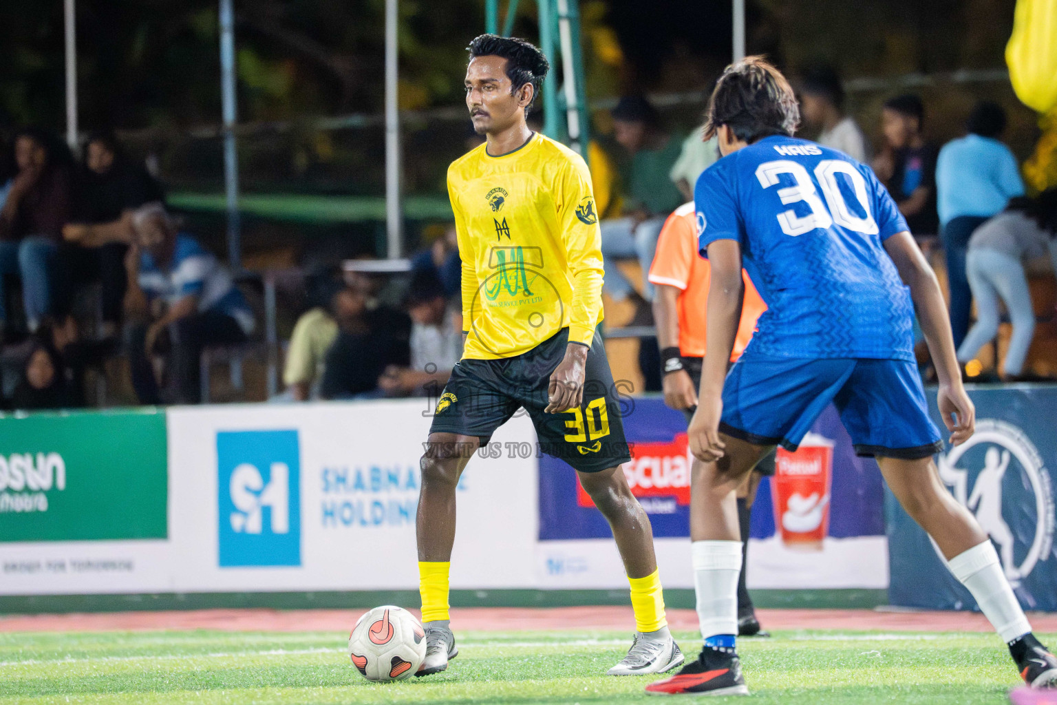 Foemathi JR VS Kanmathi SC in Day 3 - Fonadhoo Youth Futsal Challenge 2025 held in Fonadhoo Futsal Stadium, L. Fonadhoo, Maldives on Tuesdat, 28th October 2025 Photos: Arif Rasheed / images.mv