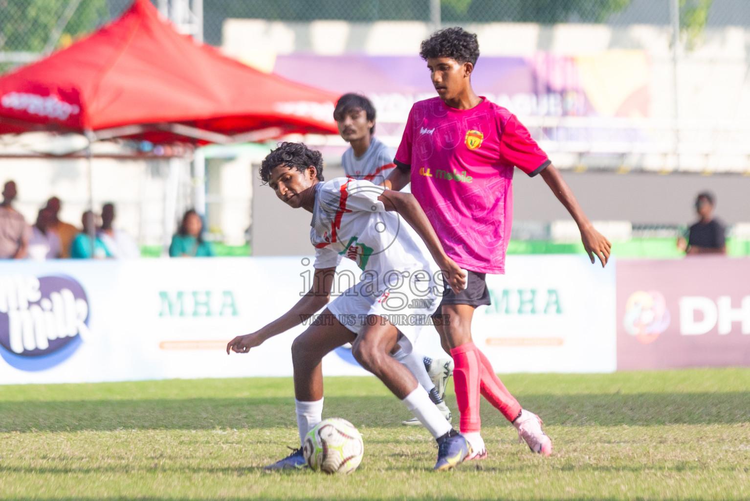 United Victory vs TC Sports Club in Day 7 of Dhivehi Youth League 2024 held at Henveiru Stadium on Sunday, 1st December 2024. Photos: Shuu Abdul Sattar, / Images.mv