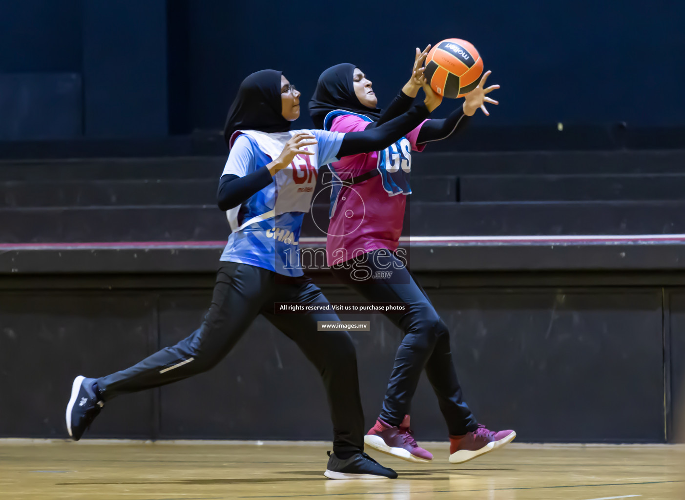 Shinning Star vs Mahibadhoo in the Milo National Netball Tournament 2022 on 21 July 2022, held in Social Center, Male', Maldives. Photographer: Shuu / Images.mv